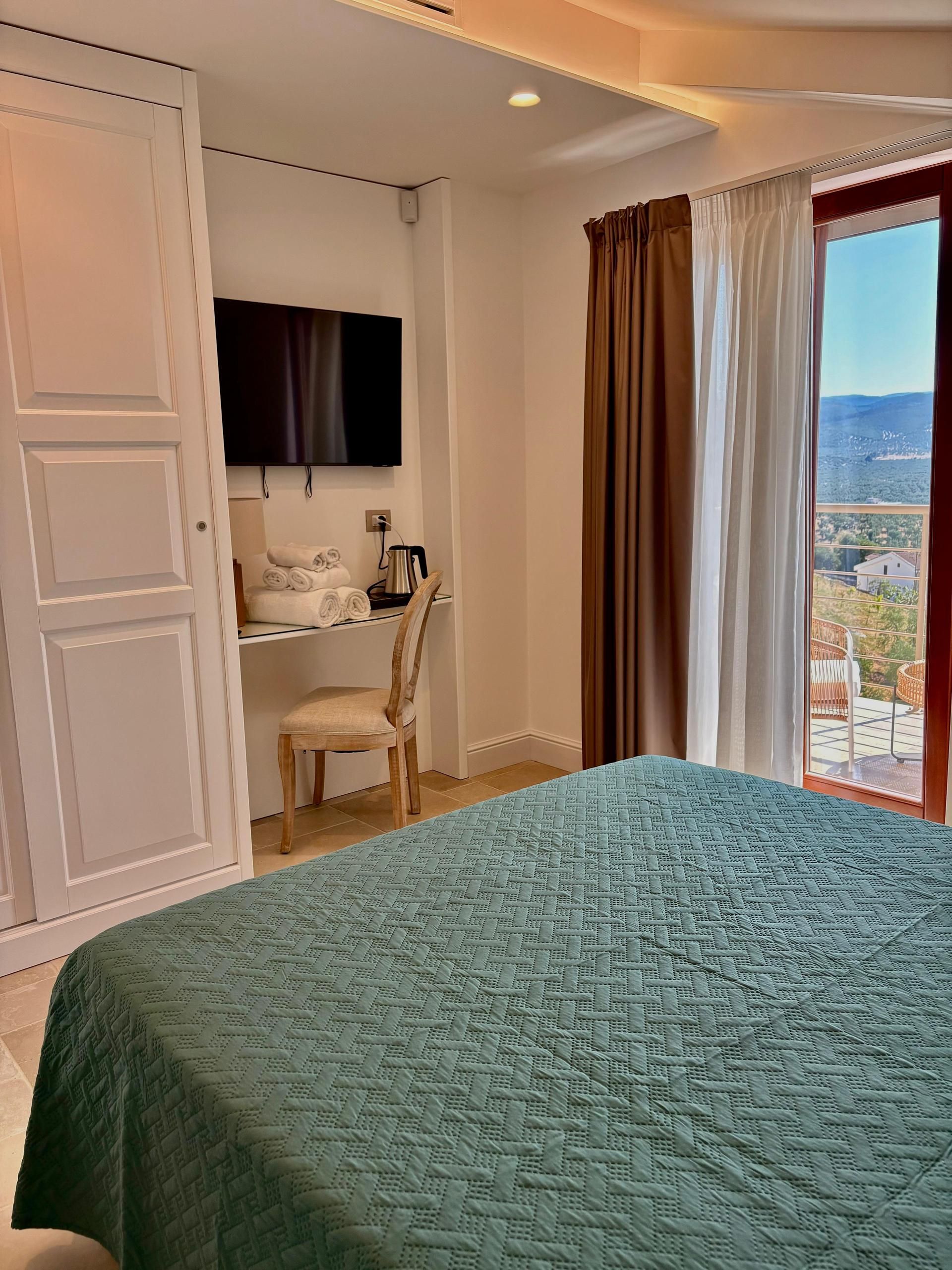 camera matrimoniale superiore della Posta Del Guardiano Country House a Vieste nel Gargano